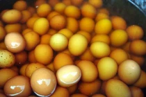 Trứng luộc nước tiểu - món đặc sản nghe tên thôi đã thấy "trầm cảm"