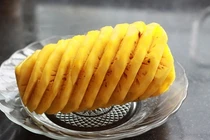 Video: Những cách gọt dứa khiến khách đến chơi nhà trầm trồ