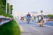 Video: Bất chấp biển cấm, xe máy "tác oai tác quái" trên đại lộ nghìn tỷ