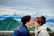 Trấn Thành mải mê hôn Hari Won khi đi cùng hội bạn thân