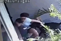 Video: Bị chó dữ lao vào, mẹ lấy thân mình che chắn cho con trai