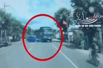 Vdeo: Đánh lái tránh nữ tài xế, xe ben gây tai nạn kinh hoàng