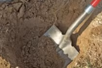 Bộ xương dưới nền nhà tố cáo tội ác bị che giấu