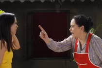 Vừa bưng mâm cơm lên mẹ chồng tôi đùng đùng giận dỗi bỏ về quê?