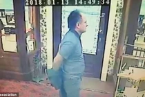 Thấy cướp trèo vào cửa hàng, khách cởi áo rồi lao vào xử