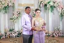 Chú rể 52 tuổi kết hôn với cô dâu 19 tuổi