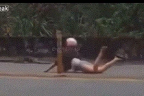 Video: Xót xa xem pha tiếp đất có 1 không 2 của "nữ quái xế"