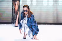 Thanh Hằng bình tĩnh xử lý khi ngã trên sàn catwalk