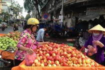 Táo Mỹ 40.000 đồng/kg ngập chợ Sài Gòn