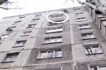 Bé trai 21 tháng tuổi bị người đàn ông nhảy từ tầng 8 xuống đè chết