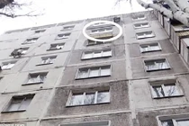 Bé trai 21 tháng tuổi bị người đàn ông nhảy từ tầng 8 xuống đè chết