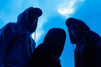 Kinh hoàng các băng đảng Anh "tẩy não" gái trẻ làm nô lệ tình dục