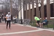 Video: Màn troll dễ bị “ăn đòn” của hai thanh niên lầy lội