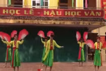 Video: Nam sinh múa quạt theo phong cách Vinahouse cực ngầu