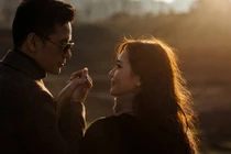 Chồng ngỡ ngàng với lí do cô hàng xóm đuổi đánh vợ