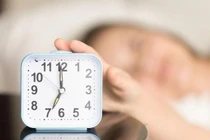 Video: Phát điên vì nghe báo thức mỗi sáng, người phụ nữ phải nhập viện