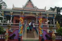 Ngôi chùa được ốp chén, dĩa độc đáo có một không hai ở Sóc Trăng