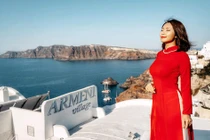 Ông chồng quốc dân đưa vợ đi khắp thế gian chụp ảnh áo dài