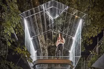 Chiêm ngưỡng nhà lơ lửng trên cây trong suốt độc nhất thế giới