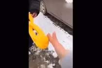 Video: Mùa đông tuyết rơi có gì cho mình chơi?