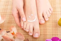 Phụ nữ sống thọ hay không nhìn xuống bàn chân sẽ rõ