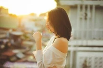 Về muộn thấy "cảnh nóng" của chồng, vợ tặng luôn món quà "bật ngửa"