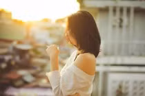 Về muộn thấy "cảnh nóng" của chồng, vợ tặng luôn món quà "bật ngửa"