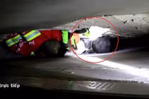 Video: Nghẹt thở giải cứu bé trai kẹt giữa khe tường hẹp 20 cm