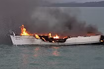 Video: Du thuyền cháy ngùn ngụt giữa biển vì bị sét đánh