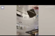 Video: Hãi hùng mảng trần trung tâm thương mại bất ngờ rơi xuống đất