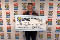 Triệu phú xổ số để quên vé trúng thưởng trên ô tô suốt 2 tháng