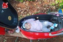 Mẹ làm rẫy để con trong cốp xe khiến dân mạng tranh cãi nảy lửa