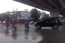 Video: Tài xế lái xe không tập trung, ôtô húc ngã người đi xe máy