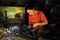 Mang thứ bỏ đi về tỉ mẩn, người phụ nữ bán được cả nghìn đô/tác phẩm