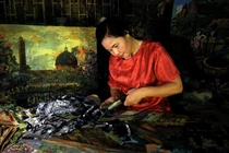 Mang thứ bỏ đi về tỉ mẩn, người phụ nữ bán được cả nghìn đô/tác phẩm