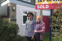 Chia tay cụ ông, mẫu trẻ chiếm luôn nhà rồi cặp với đại gia mới