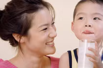 Có nên cho bé uống sữa vào buổi tối không?