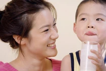 Có nên cho bé uống sữa vào buổi tối không?