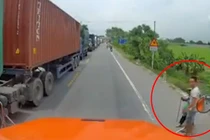 Video: Tài xế xe container hành xử đẹp với bà cụ bên đường