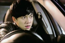 Thấy vợ cũ bế con đứng đợi, chồng nhấn ga lao thẳng tới định đâm