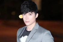 Nathan Lee theo dõi Sơn Tùng, nhập hội "chỉ follow mình em"