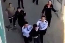 Trung Quốc: Bị truy nã, lái xe vào đồn cảnh sát đâm chết 2 người