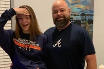 Video: Nản vì con gái mặc quần bò quá ngắn, bố cắt luôn quần dài đọ dáng