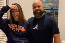 Video: Nản vì con gái mặc quần bò quá ngắn, bố cắt luôn quần dài đọ dáng