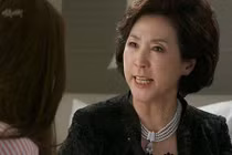 Mẹ chồng khó tính quỳ khóc xin tôi đừng tái hôn