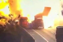 Xe tải nổ tan tành, tạo quả cầu lửa kinh hoàng