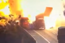 Xe tải nổ tan tành, tạo quả cầu lửa kinh hoàng