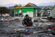 Video: Xót xa người dân ở Indonesia bới rác ăn sau động đất