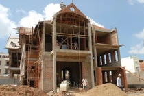 Xây nhà tuyệt đối không được để 3 vật này trước cửa