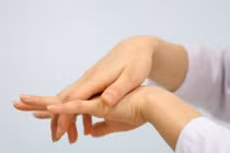 Tê tay : Dấu hiệu cảnh báo sớm 5 loại bệnh chết người